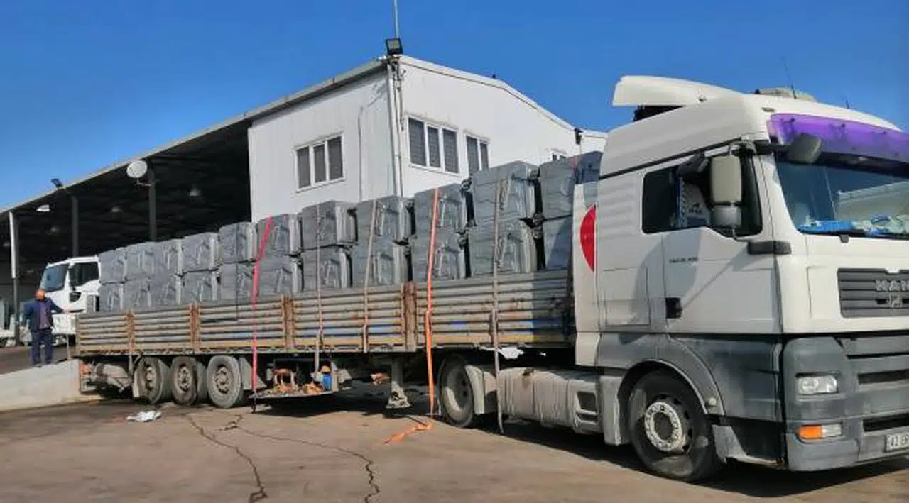 Karabağlar Belediyesi'nin afet bölgesine destekleri sürüyor