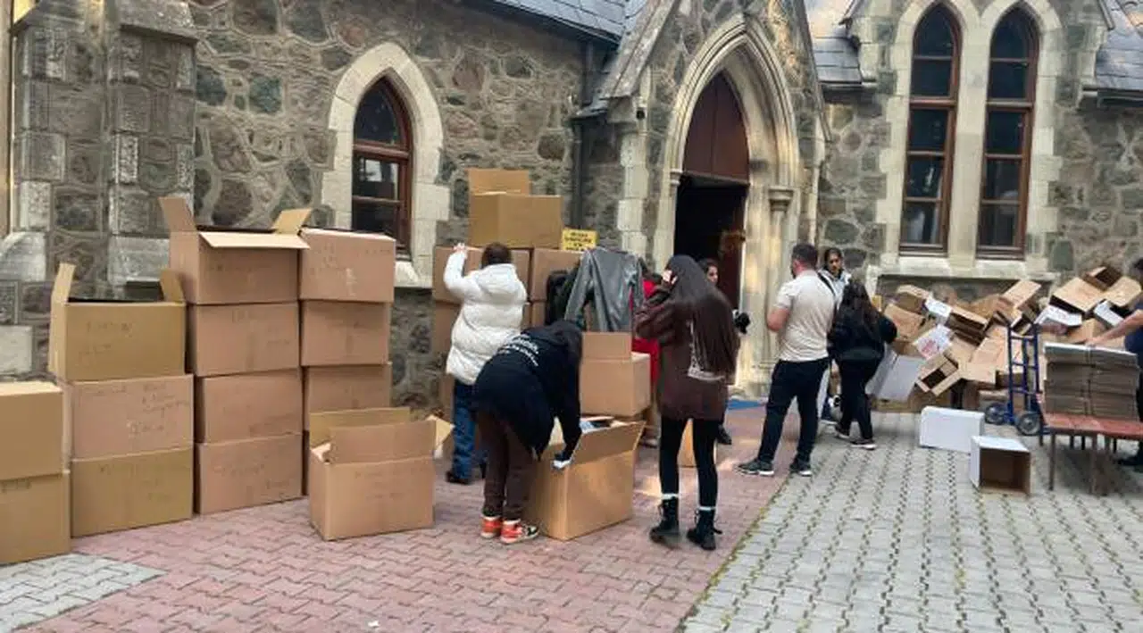 Kilise, Depremzedeler İçin Yardım Merkezine Dönüştü