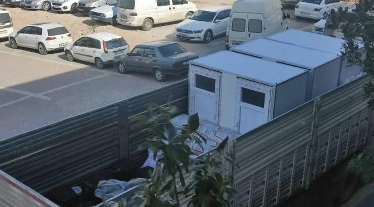 Kınık Belediyesi atölyelerinde seyyar banyo ve tuvalet üretip deprem bölgesine gönderiyor