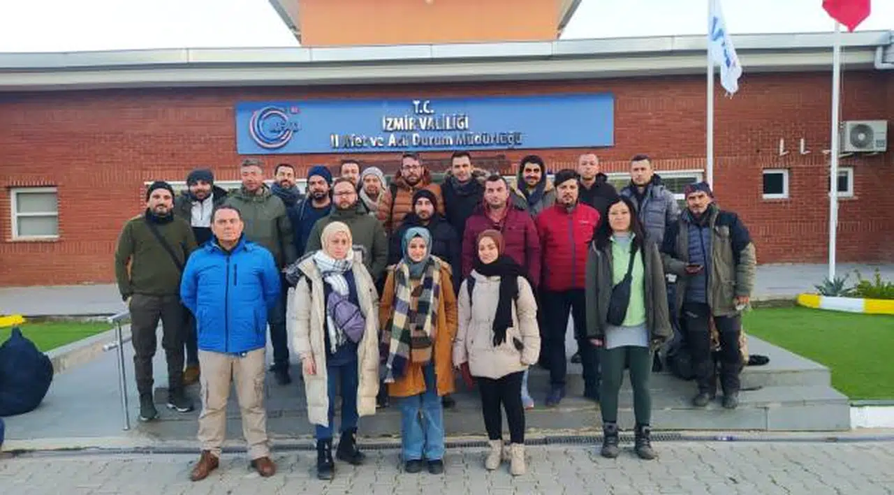 Kınık’taki gönüllü öğretmenlerden depremzedelere yardım