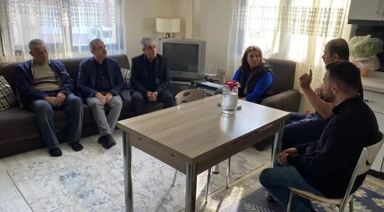 Sürekli;  “Kentsel dönüşüm yerine kendi çevrelerinde dönüyorlar”
