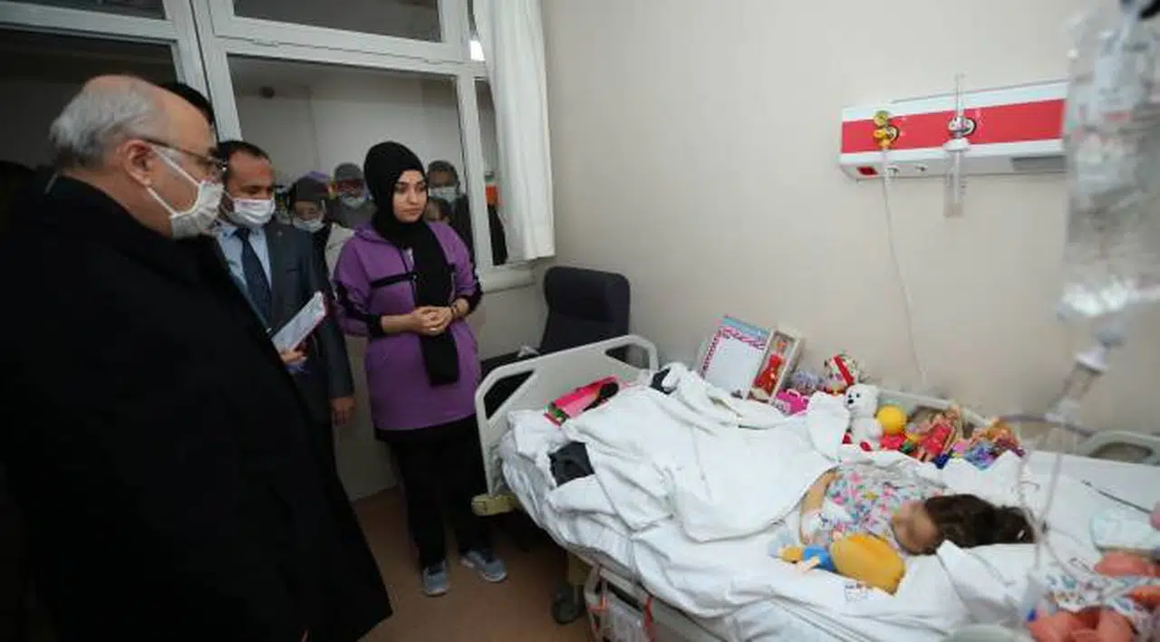 Vali Köşger, yaralı depremzedeleri hastanede ziyaret etti