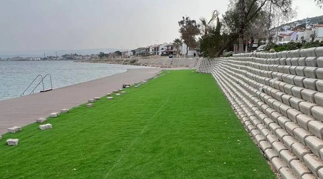 Sahile gerçek çim yerine plastik serdiler!