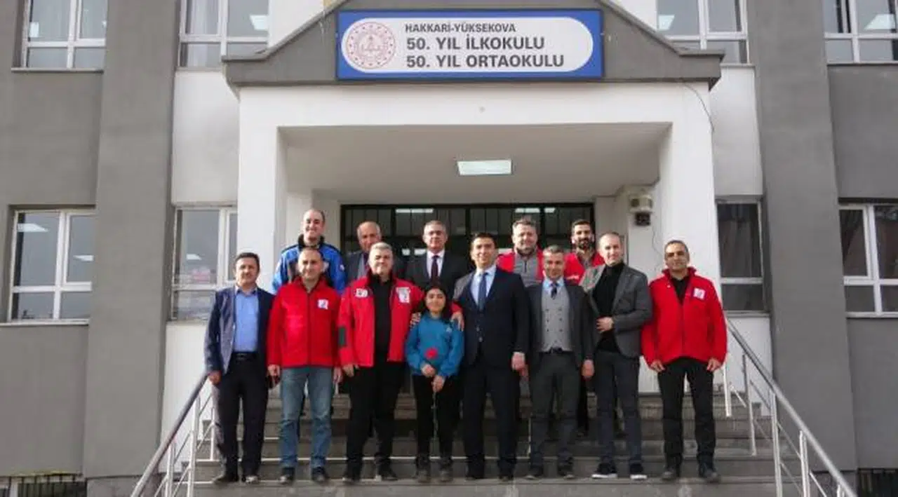 Yüksekovalı Eylül'ün İzmir'e Yazdığı Mektup Sayesinde 300 Çocuğun Yüzü Güldü