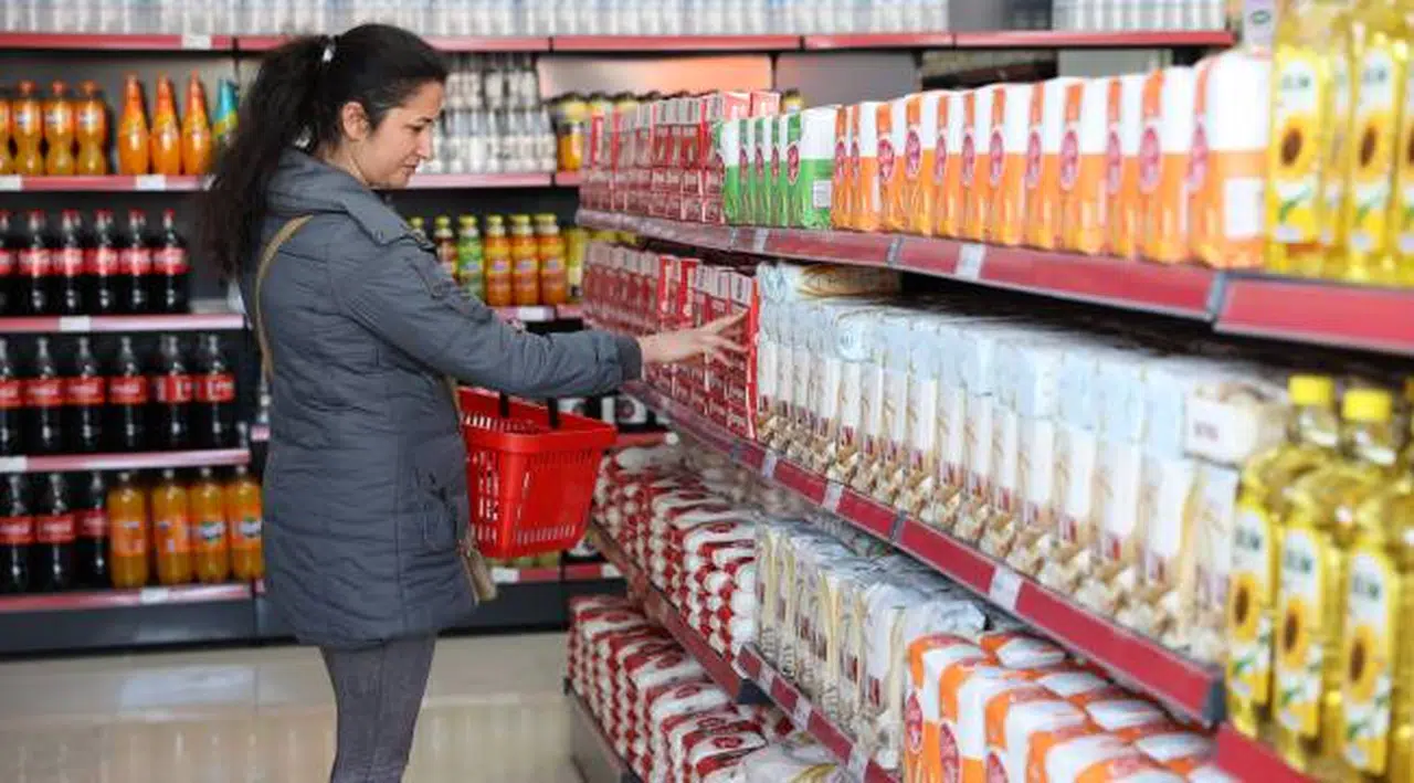 Asgari ücret açıklanır açıklanmaz değiştirildi: Marketlerde etiket mesaisi