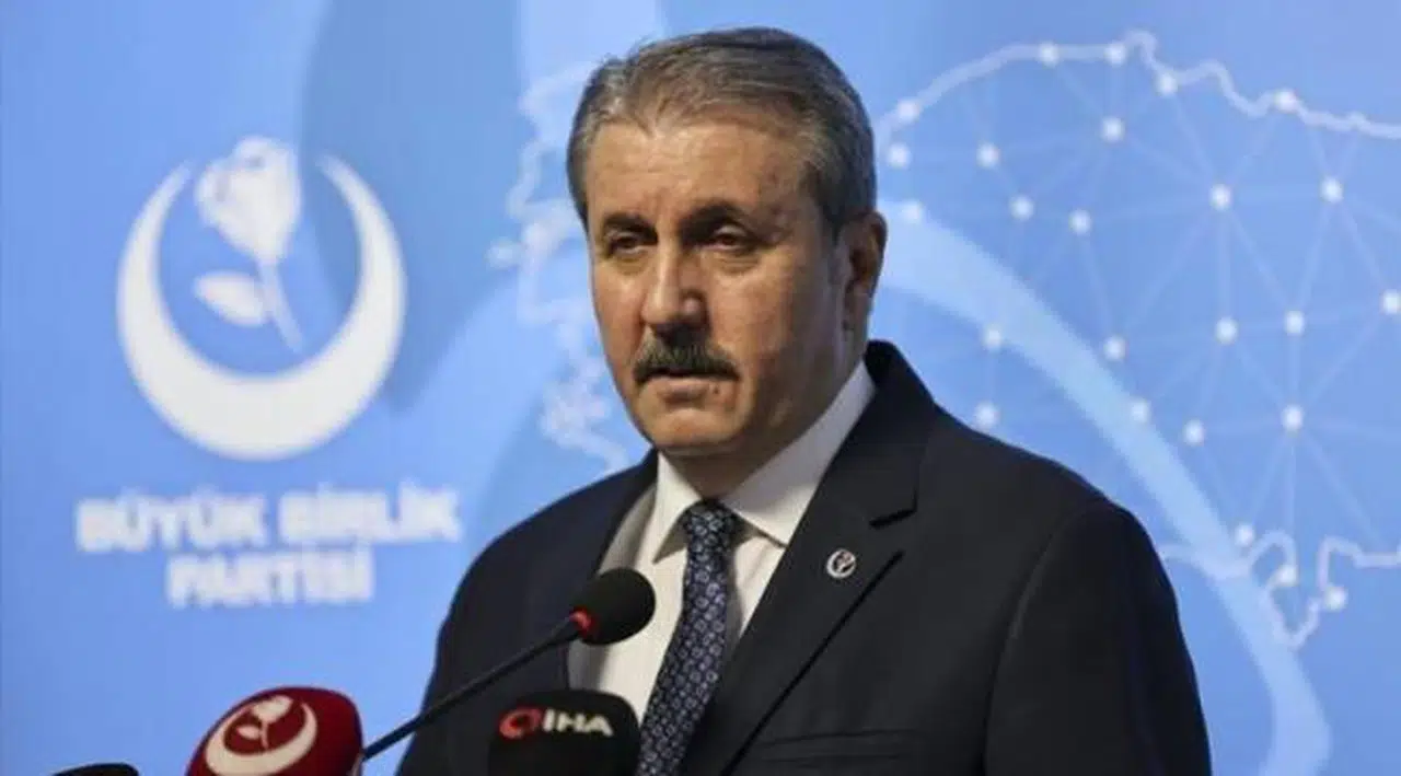 Siyasi partileri terörü "desteklediğini" iddia ederek hedef alan Mustafa Destici'ye FETÖ "savunmaları" hatırlatıldı