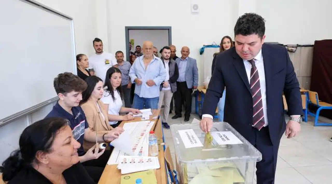 Başkan Erhan Kılıç, eşi Zuhal Kılıç ile beraber oyunu kullandı