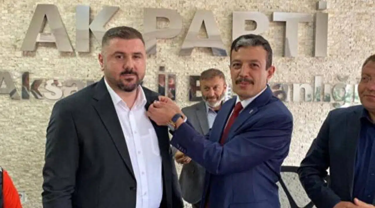Memleket Partili il başkanı istifa edip AKP rozeti taktı