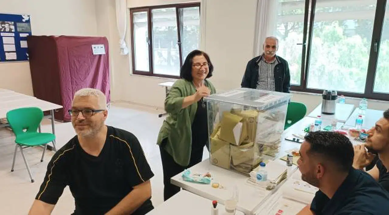 Selvitopu çifti oylarını kullandı