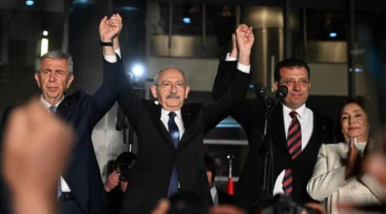 Yeni Şafak yazarı: Belediye başkanları siyaseten silinmeli