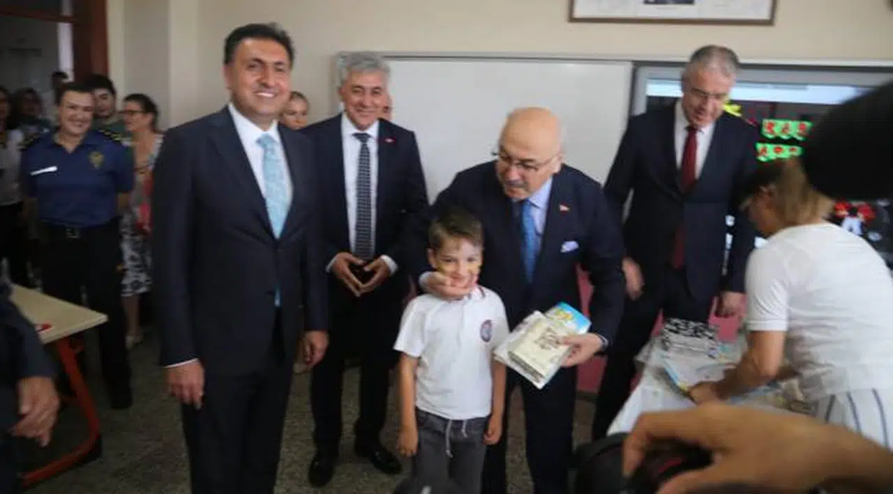 2022-2023 Eğitim Öğretim Yılını Tamamlayan İzmirli Öğrenciler Karnelerini Aldı