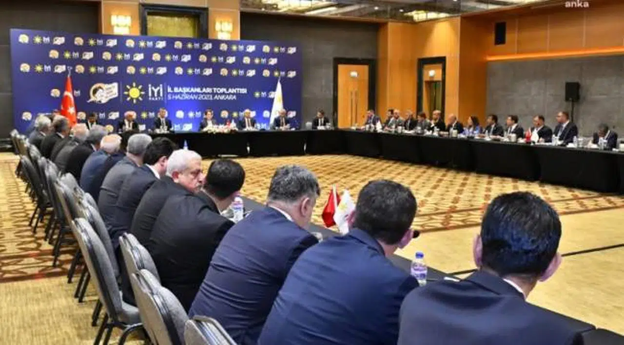 Akşener, partisinin il başkanlarıyla bir araya geldi