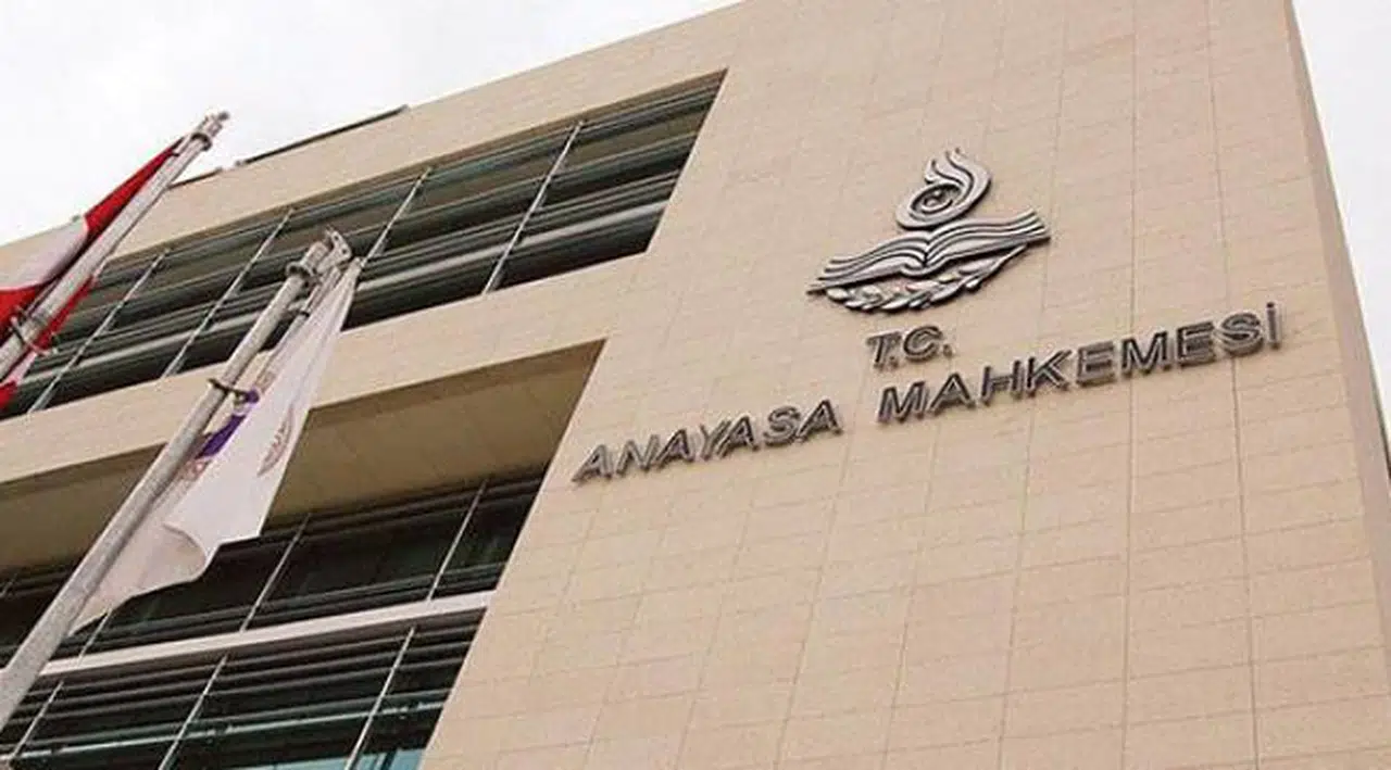 AYM'den gazeteciler için kıdem tazminatında 5 yıl şartına iptal