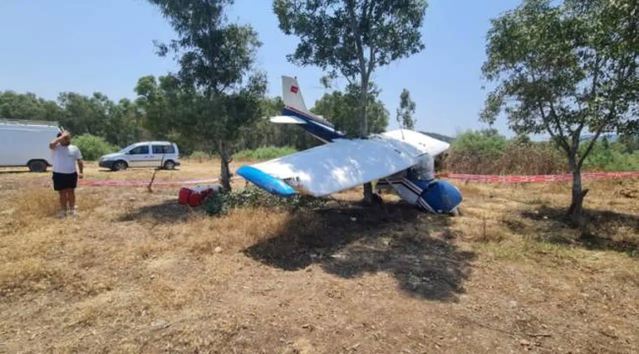 Efes’te tek motorlu uçak mecburi iniş yaptı, pilotların durumu iyi