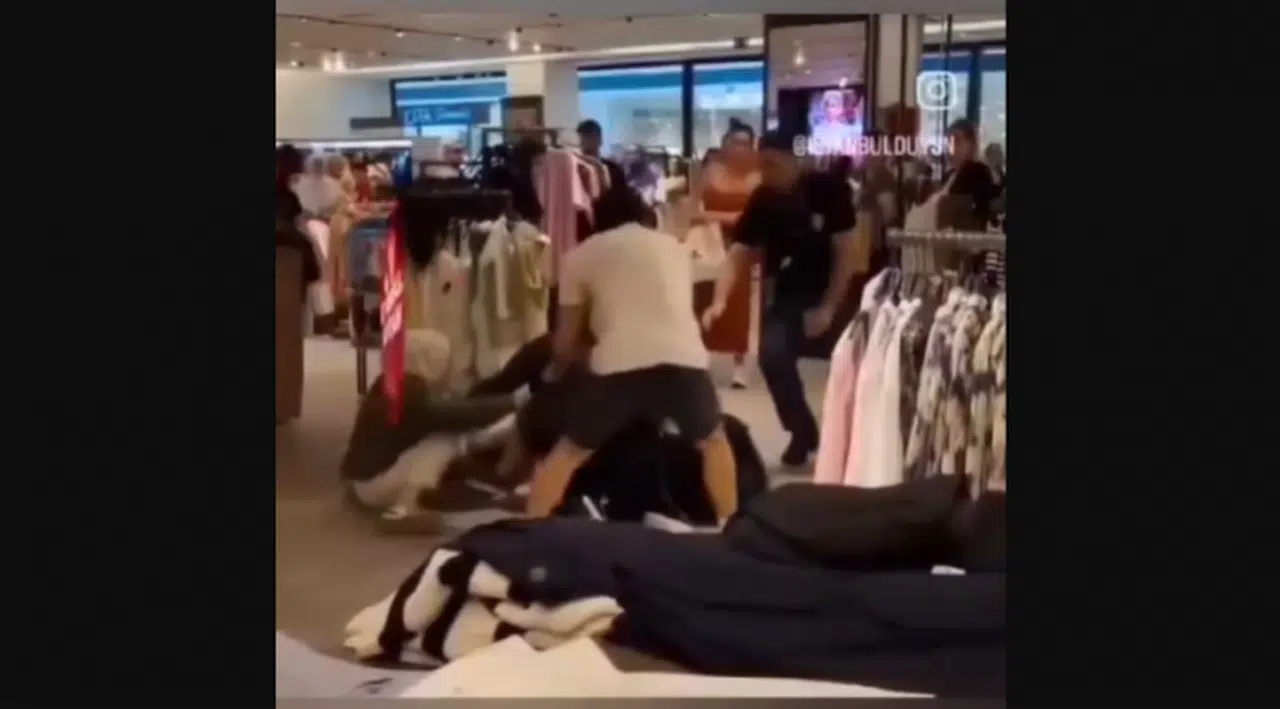 Görüntüler İstanbul'dan! Son kalan elbise için birbirlerine girdiler