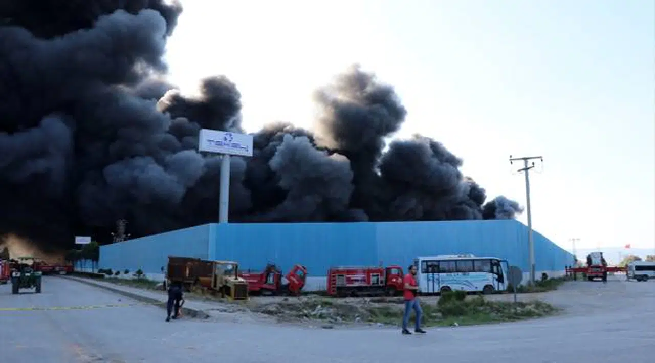 Manisa'da çıkan fabrika yangınının dumanları İzmir'den de görüldü
