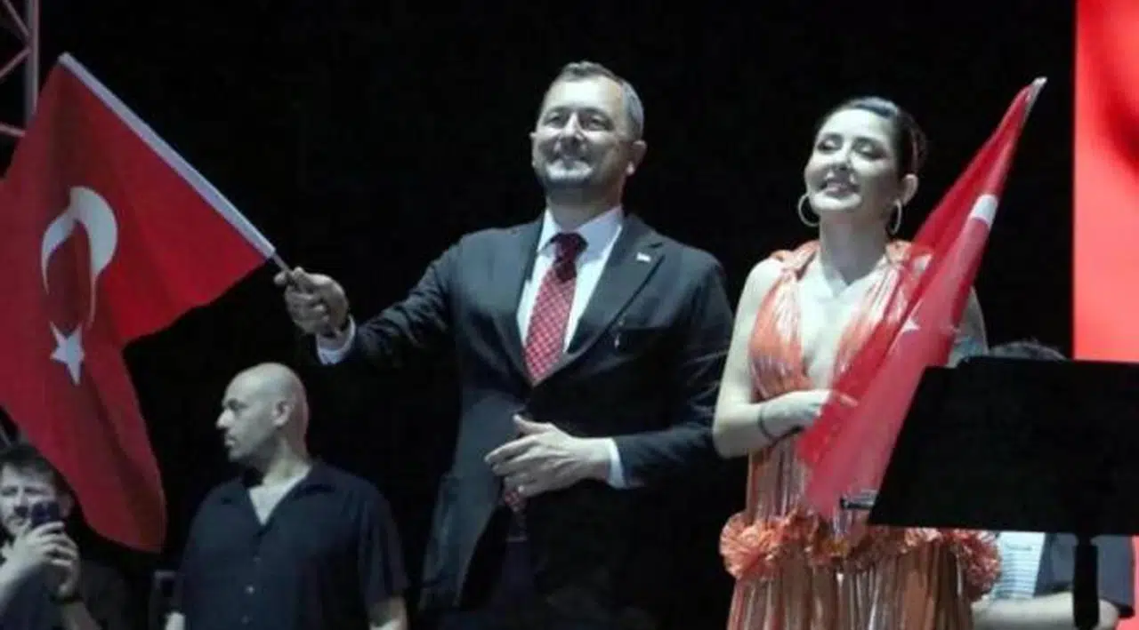 Melek Mosso konseri nedeniyle hedef gösterilen AKP'li belediye başkanı istifa etti