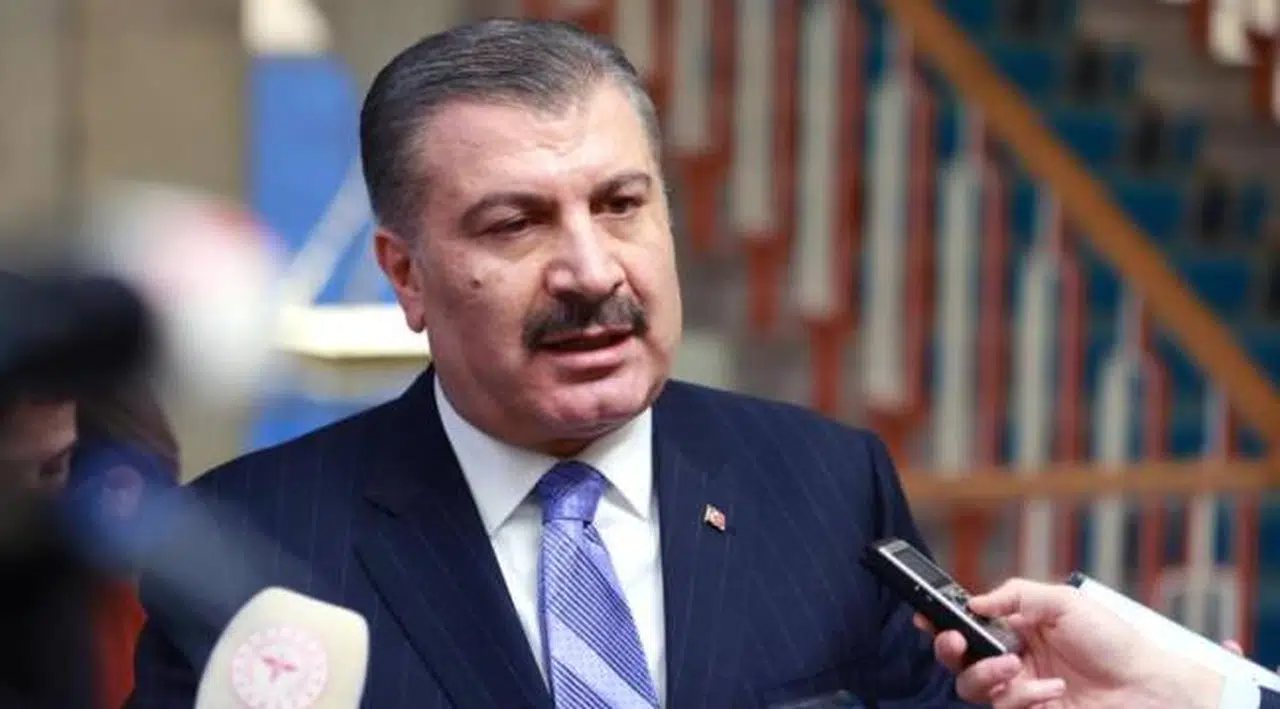 Bakan Koca: Menderes'teki yangından biri ağır 12 kişi etkilendi