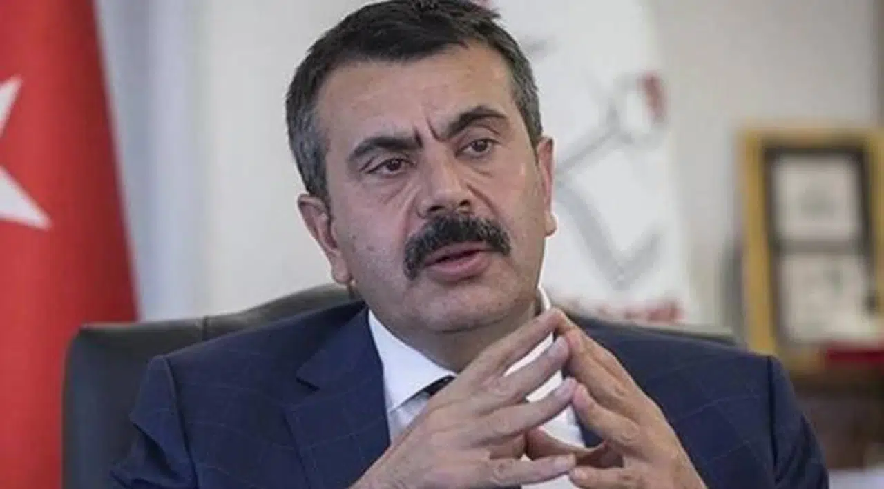 Önce genelge gönderdi ardından 'zorunluluk yok' dedi: Bakandan 'beyaz önlük' açıklaması