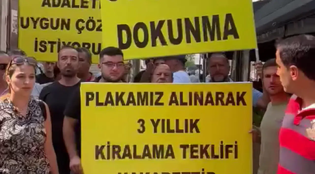 İzmir'de servisçiler, 'S plaka ihalesi' eylemi yaptı