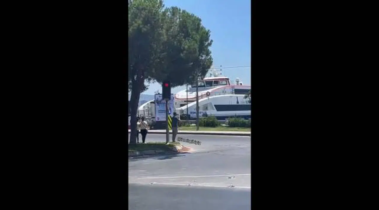 Karşıyaka'da İZDENİZ vapuru kıyıya çarptı