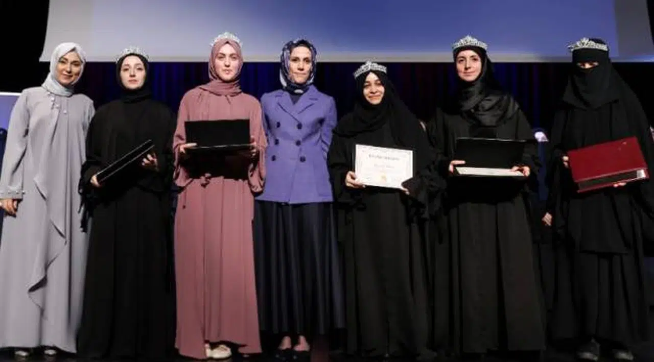 Esra Albayrak 'hafızlık programını' bitiren TÜRGEV öğrencilerine taç taktı