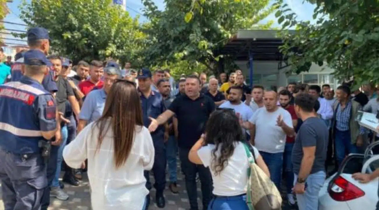 İzmir'de köylüler ÇED toplantısını bastı, şirket tası tarağı toplayıp kaçtı