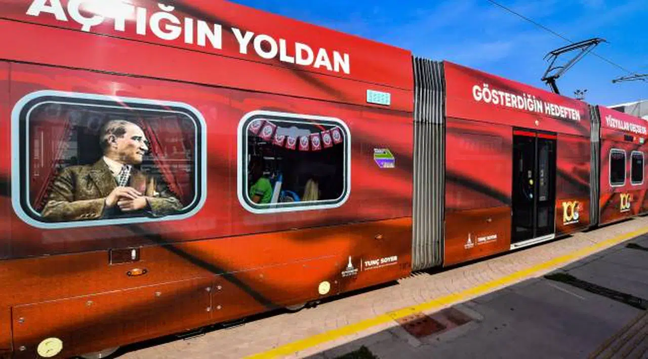 100’üncü yıla özel tramvaylar İzmir sokaklarında