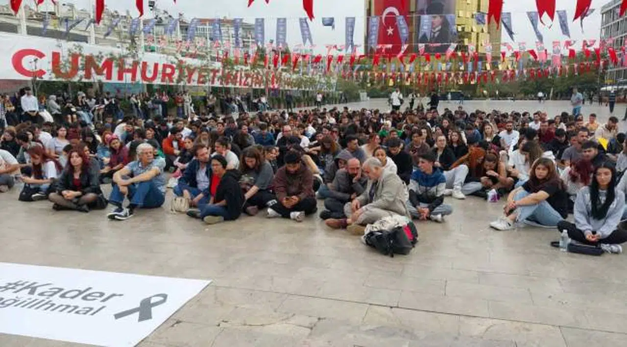 Aydın'da öğrenciler, KYK yurdundaki asansör faciasında yaşamını yitiren Zeren Ertaş için kent meydanında eylem yaptı… "elim kaza değil, cinayet"