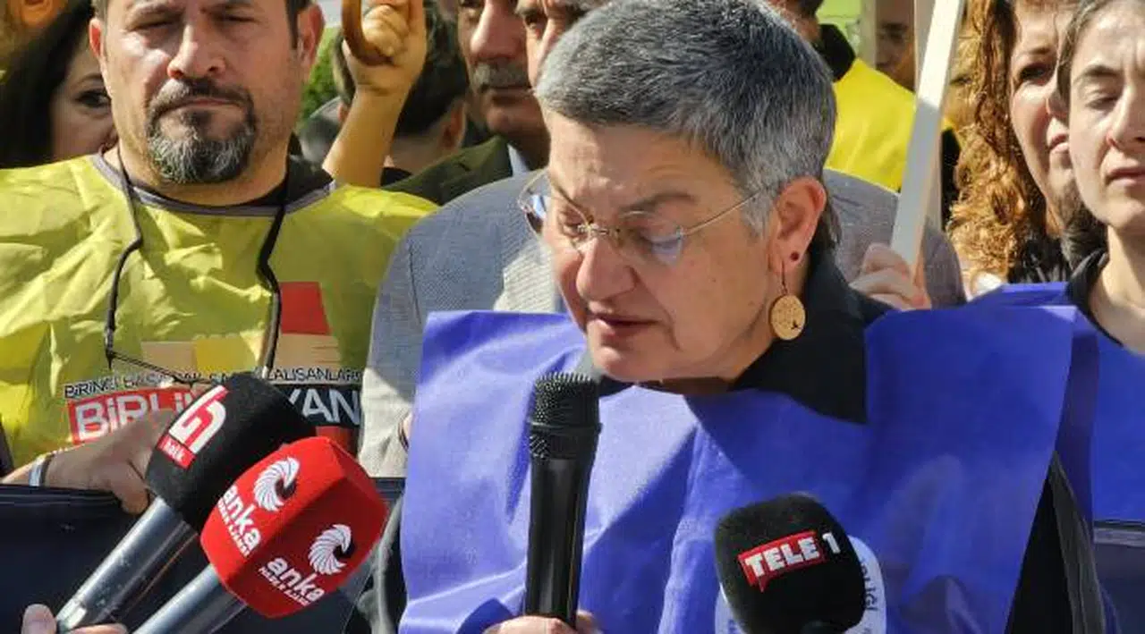 HEKİMLER VE SAĞLIK EMEKÇİLERİNDEN SAĞLIK BAKANLIĞI ÖNÜNDE SAĞLIKTA ŞİDDETE PROTESTO: “ÖNERDİĞİMİZ SAĞLIKTA ŞİDDET YASASININ DEĞİŞTİRİLMEDEN KABUL EDİLMESİNİ İSTİYORUZ”
