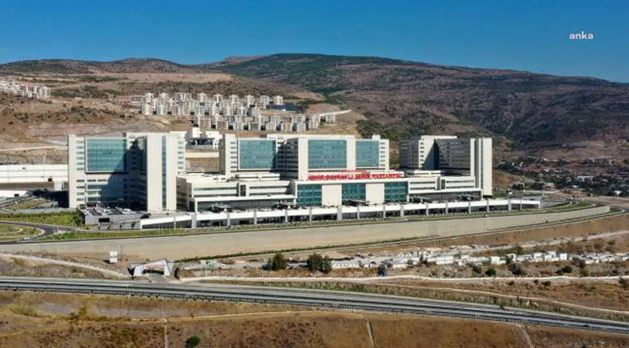 İzmir Tabip Odası'nın Bayraklı Şehir Hastanesi ile ilgili sorularına yanıt veren il Sağlık Müdürü Erkuş: "Hastanenin açılışıyla ilgili resmi bir tarih bildirilmemiştir. Bu nedenle erteleme de söz konusu değildir"