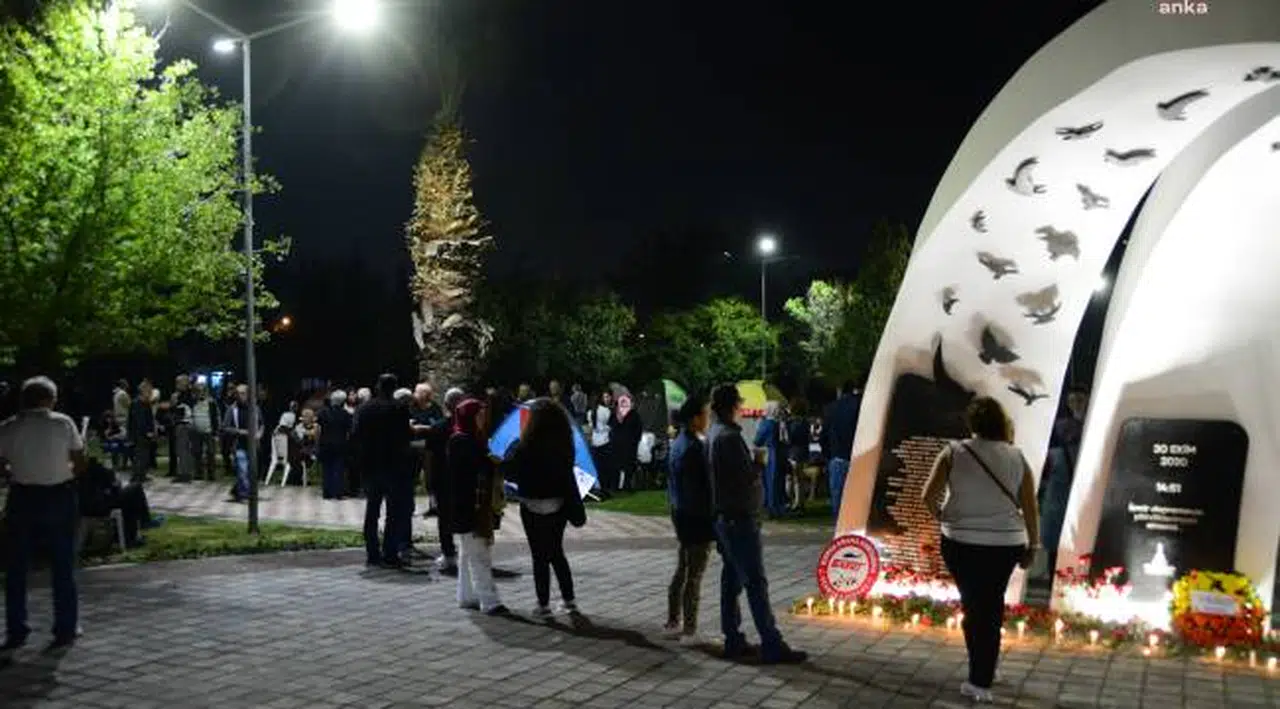 İzmirli depremzedelerden deprem anıtında ‘çadırlı’ eylem: “3 yıl boyunca bir arpa boyu yol alamadık, 36 ay geçti, bıçak kemiğe dayandı, artık yeter”