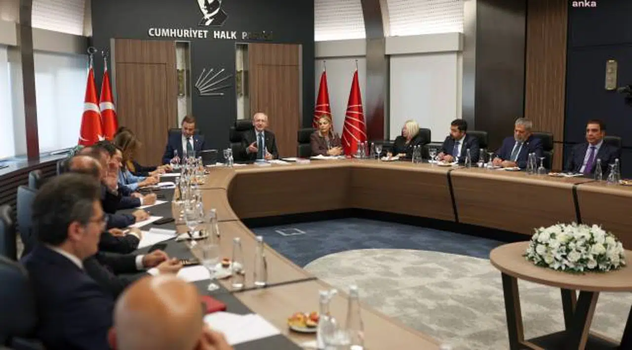 Kemal Kılıçdaroğlu, CHP Genel Merkezi'nde Bir Grup Partili Milletvekiliyle Bir Araya Geldi