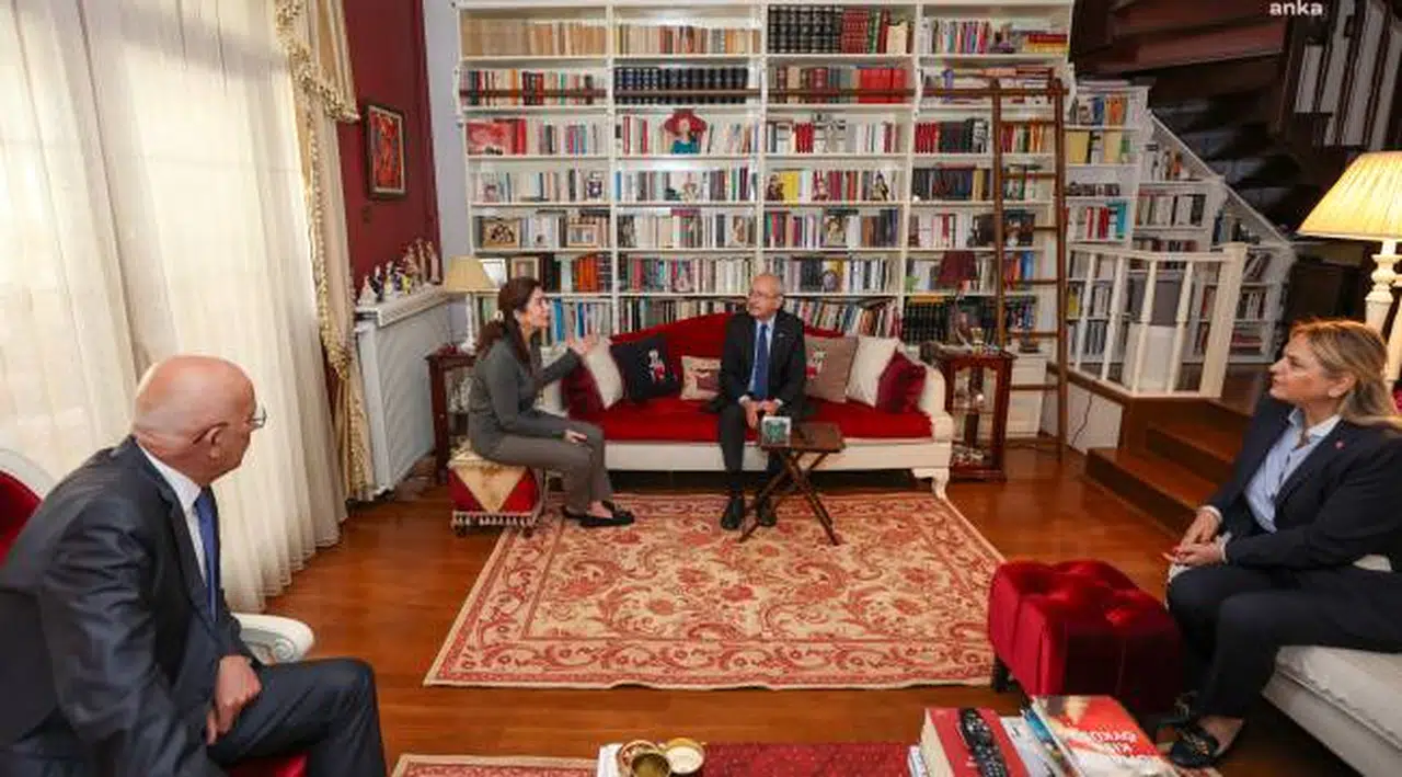 KILIÇDAROĞLU, AHMET TANER KIŞLALI’NIN ÖLÜM YIL DÖNÜMÜNDE EŞİ NİLÜFER KIŞLALI’YI ZİYARET ETTİ: “ATATÜRKÇÜLÜĞÜ EN İYİ TANIMLAYAN İNSANLARDAN BİRİYDİ…”