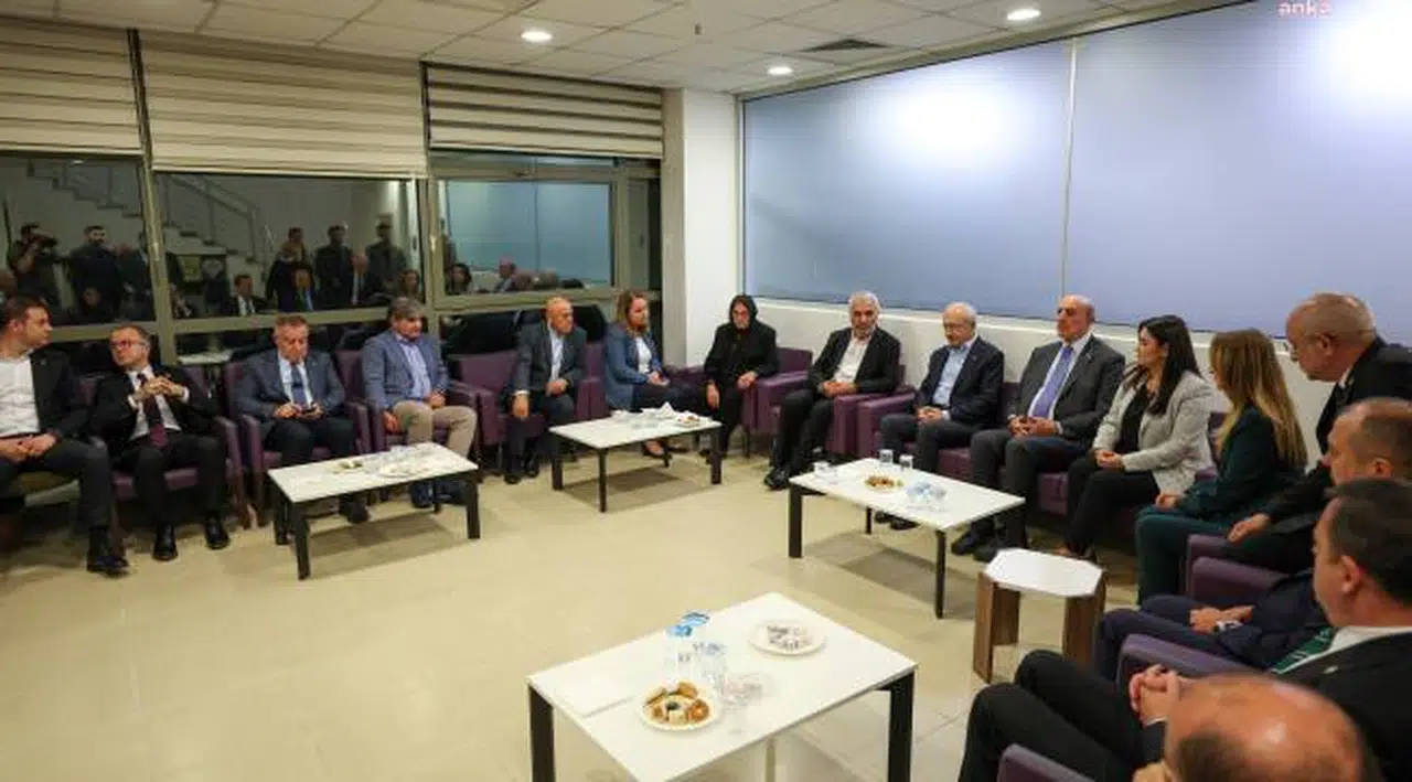 Kılıçdaroğlu, Eski Chp Ankara Milletvekili Nihat Yeşil'e Taziye Ziyaretinde Bulundu