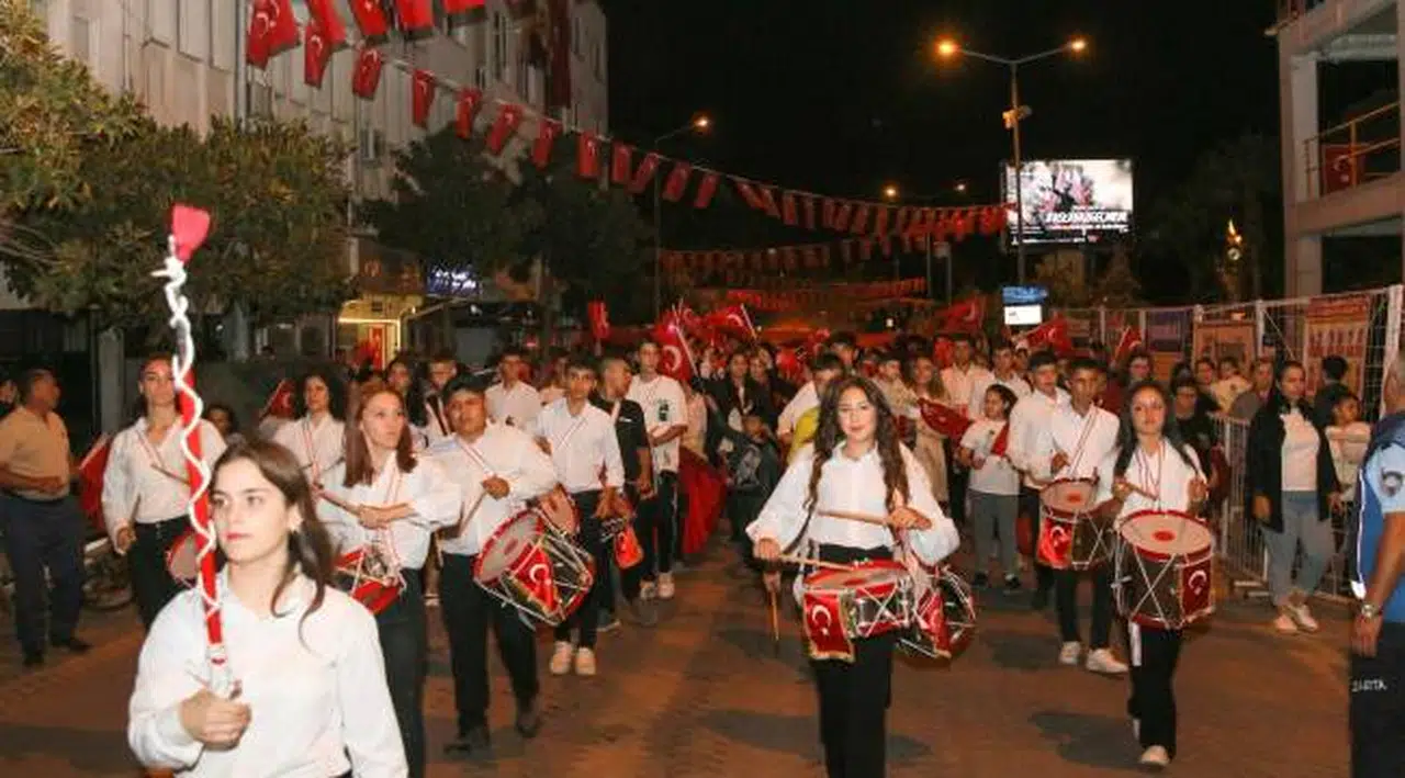 Kınık’ta 100. yıl coşkusu belediye hoparlörüyle sokaklarda yankılandı