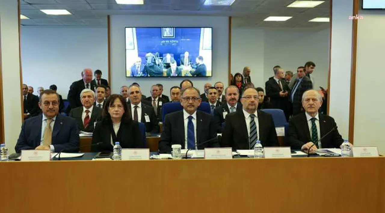 BAKAN ÖZHASEKİ: “BAZI BELEDİYELER VAR Kİ DEPREM TURİSTİ GİBİ GELDİLER GÖRÜNTÜ VERDİLER, SELFİE ÇEKTİLER, BIRAKTI GİTTİLER”