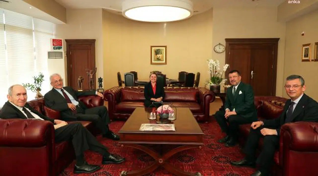 CHP GENEL BAŞKANI ÖZGÜR ÖZEL, ALTAN ÖYMEN VE MURAT KARAYALÇIN İLE BİR ARAYA GELDİ