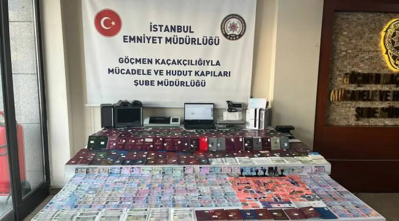 İstanbul'da 330 Sahte Pasaport, 230 Sahte Kimlek İle Sürücü Belgesi Ele Geçirildi