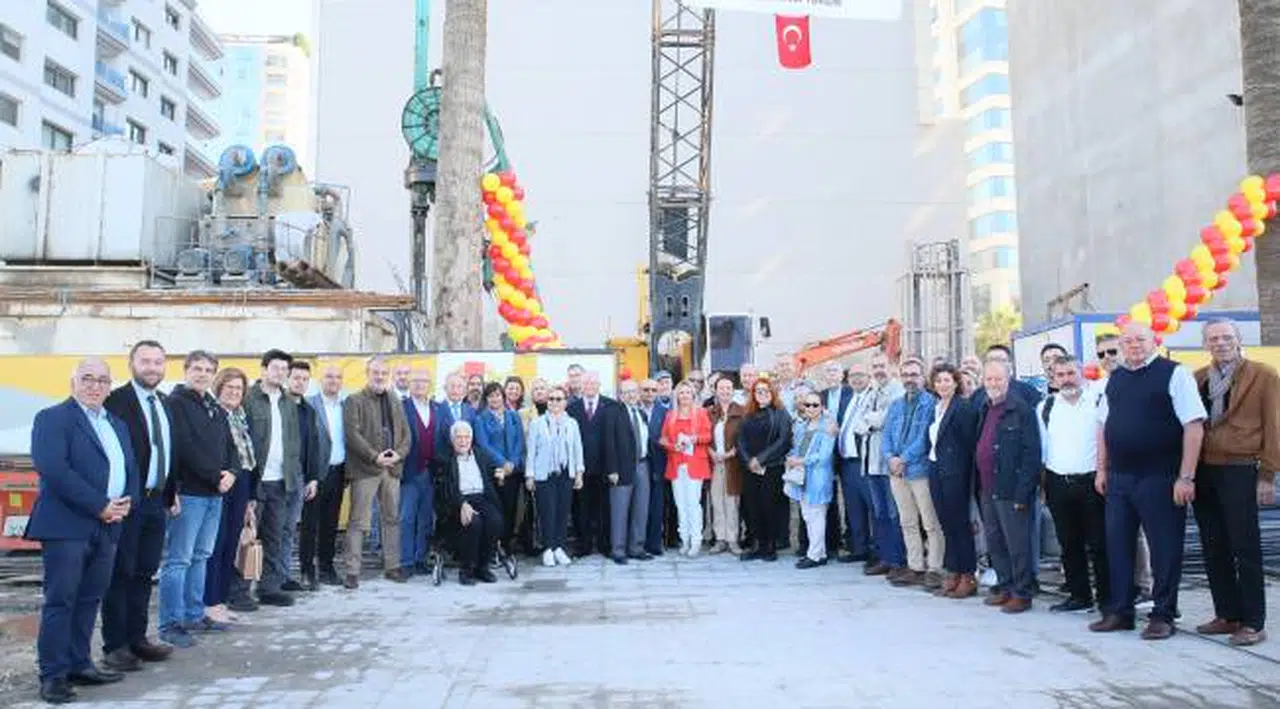 İzmir Görkemli Bir Bina Kazanıyor