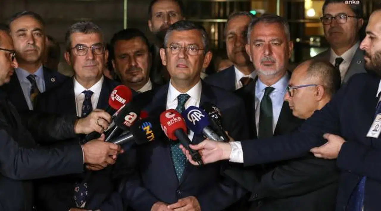 Özgür Özel: "Anasayal düzene karşı kalkışma girişimini protesto etmek amacıyla CHP grubu olarak TBMM genel Kurulu'nu terk etmeme eylemi başlattık"