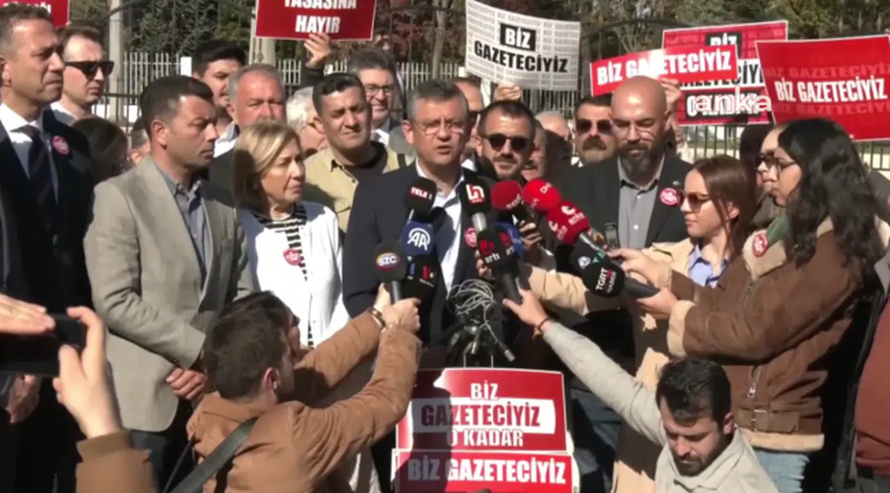 Özgür Özel, 'sansür' yasasının iptal talebinin görüşüldüğü AYM'de... "AYM yasanın iptal edilmesiyle ilgili bir adım atmayacak olursa, tolga şardan'a yapılanlar tüm gazetecilere yapılacak"