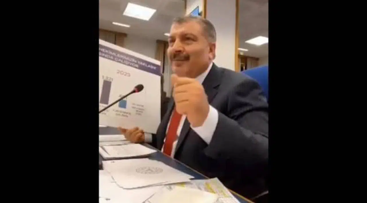 Sağlık Bakanı doktorları kastederek para işareti yaptı, TTB tepki gösterdi