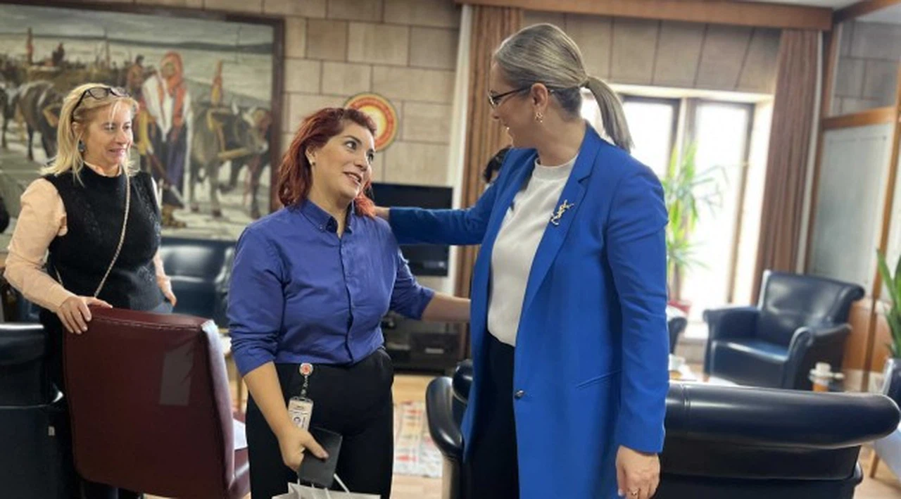 AK Parti İzmir Milletvekili Ceyda Bölünmez Çankırı Gazetecilere Kahve Seti Hediye Etti