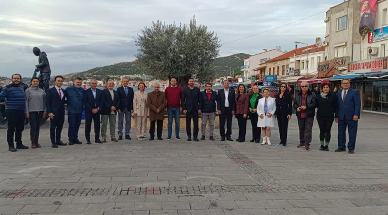 CHP Foça Belediye Başkan aday adayları ile meydana indi