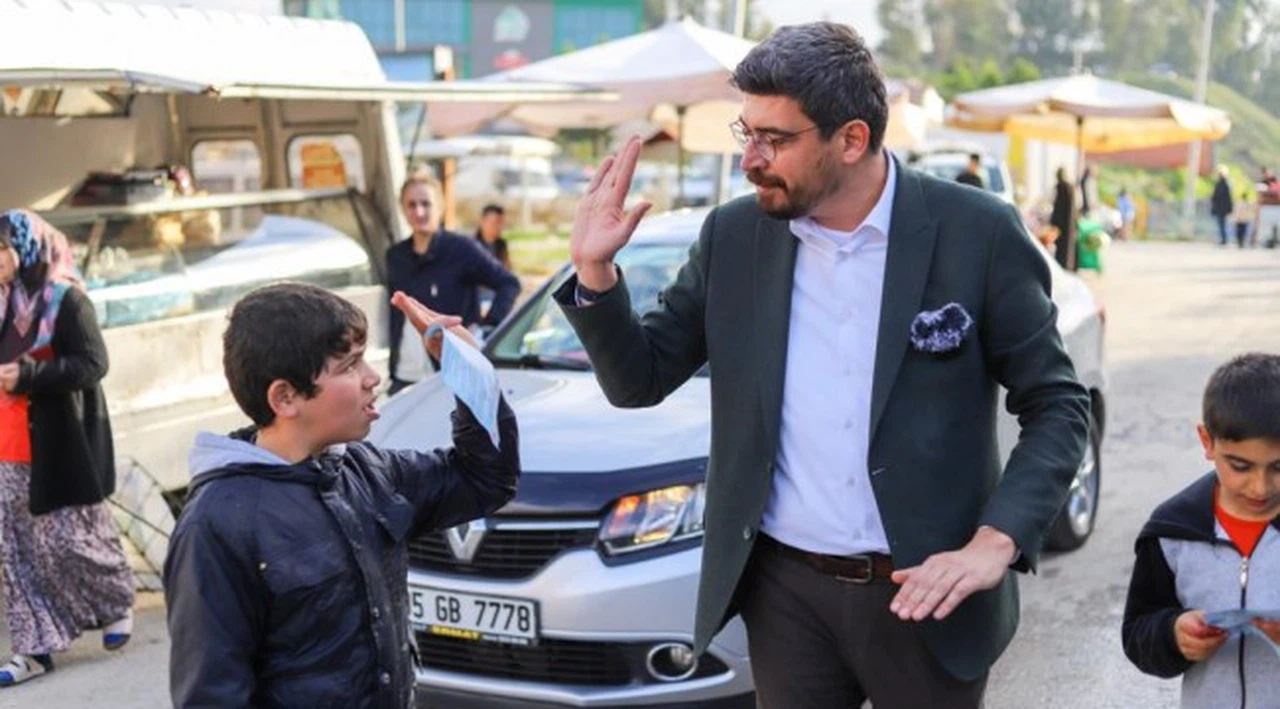 CHP Gaziemir Belediye Başkan Aday Adayı Sadık Dinler’ e vatandaşlardan yoğun ilgi