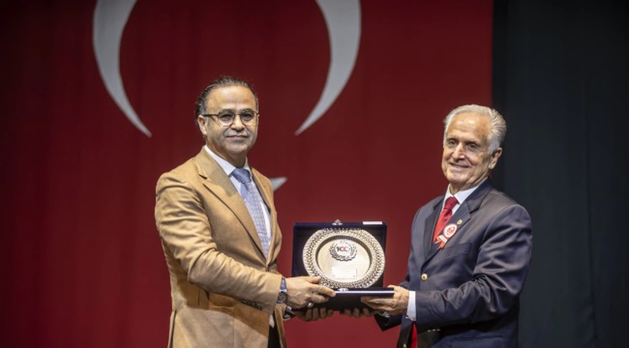 İzmir İl Milli Eğitim Müdürü Dr. Ömer Yahşi Onur Ödülü Aldı