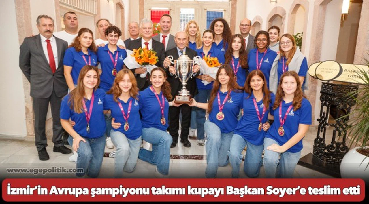 İzmir’in Avrupa şampiyonu takımı kupayı Başkan Soyer’e teslim etti