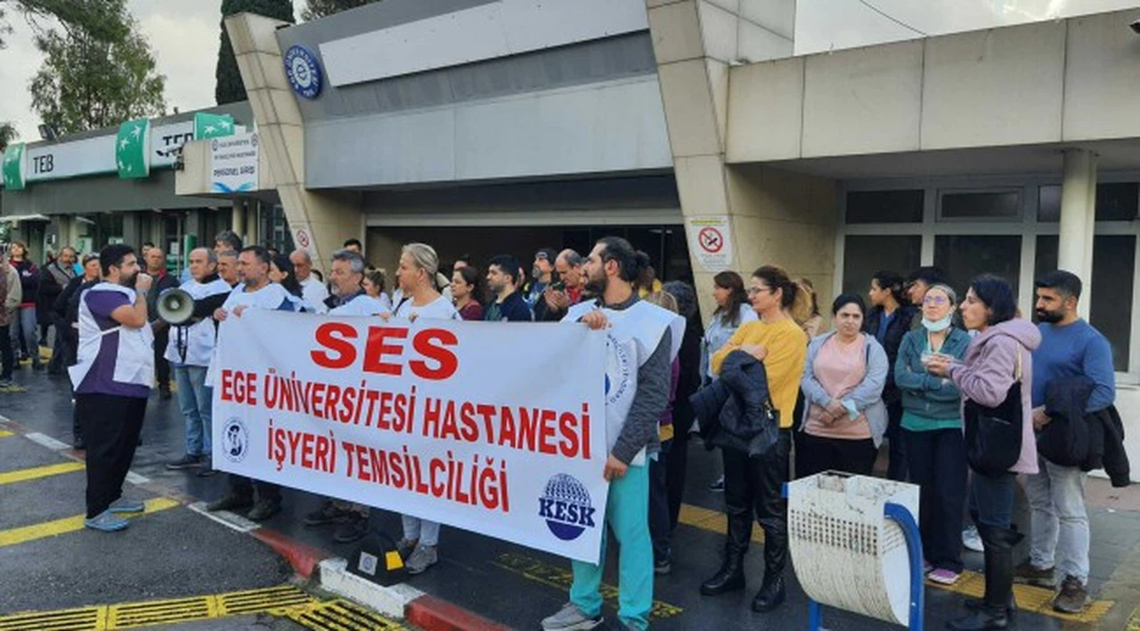 Nöbet ve fazla mesai ücretleri ödenmeyen Ege Üniversitesi hastanesi emekçilerinden uyarı eylemi: “Emeğimizin karşılığını almadığımız bir çalışma sistemini kabul etmiyoruz”