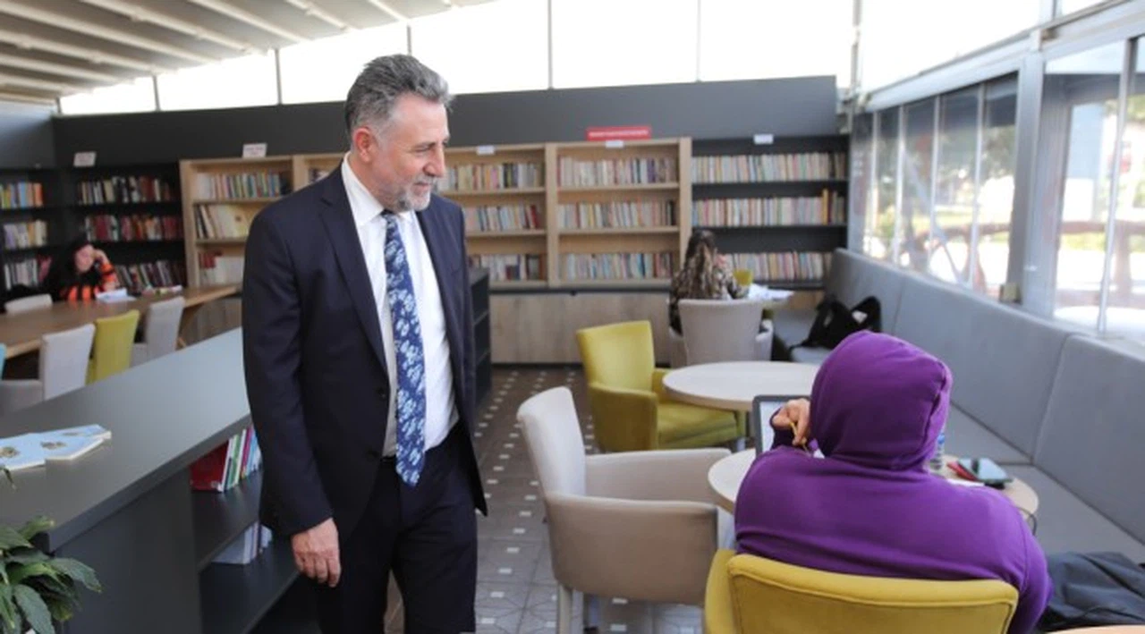 Öğretmen Başkan’dan Bayraklı’ya 6 Kitap Kafe